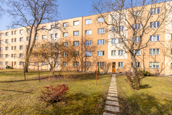pohled na dům ze společné zahrady - Prodej bytu 2+kk v osobním vlastnictví 48 m², Praha 4 - Krč 
