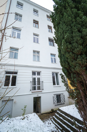 Dům - pohled z dvorního traktu - Prodej bytu 1+1 v osobním vlastnictví 32 m², Praha 3 - Žižkov