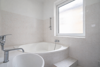 Koupelna - Prodej bytu 2+1 v osobním vlastnictví 56 m², Praha 3 - Žižkov