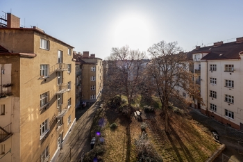 Pohled do vnitrobloku - Prodej bytu 2+kk v družstevním vlastnictví 51 m², Praha 9 - Vysočany