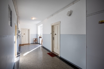 Chodba v domě + Vstup do bytu - Prodej bytu 2+kk v družstevním vlastnictví 51 m², Praha 9 - Vysočany