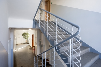 Schodiště v domě - Prodej bytu 2+kk v družstevním vlastnictví 51 m², Praha 9 - Vysočany