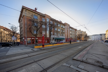 Pohled na dům - Prodej bytu 2+kk v družstevním vlastnictví 51 m², Praha 9 - Vysočany