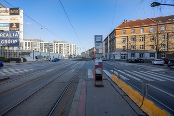 Zastávka před domem - Prodej bytu 2+kk v družstevním vlastnictví 51 m², Praha 9 - Vysočany