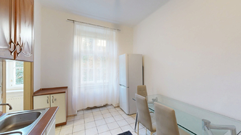 kuchyň s komorou - Prodej bytu 2+1 v osobním vlastnictví 75 m², Praha 7 - Holešovice