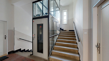 chodba domu - Prodej bytu 2+1 v osobním vlastnictví 75 m², Praha 7 - Holešovice