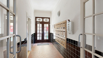 chodba domu - Prodej bytu 2+1 v osobním vlastnictví 75 m², Praha 7 - Holešovice
