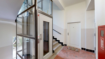 chodba domu - Prodej bytu 2+1 v osobním vlastnictví 75 m², Praha 7 - Holešovice