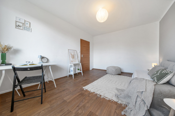 Obývací pokoj - Prodej bytu 1+kk v osobním vlastnictví 31 m², Kroměříž