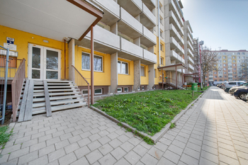 Vstup do domu - Prodej bytu 1+kk v osobním vlastnictví 31 m², Kroměříž