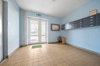 Vstup do domu - schránky - Prodej bytu 1+kk v osobním vlastnictví 31 m², Kroměříž