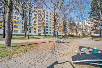 Pohled z parku za domem - Prodej bytu 1+kk v osobním vlastnictví 31 m², Kroměříž