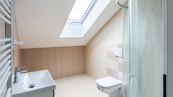 Koupelna - Prodej bytu 4+kk v osobním vlastnictví 117 m², Praha 9 - Horní Počernice