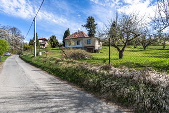 Pohodlný příjezd po komunikaci - Prodej domu 80 m², Mnichovice