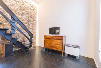 schodištěm nahoru do spací části  - Prodej bytu 1+kk v osobním vlastnictví 28 m², Roseto degli Abruzzi