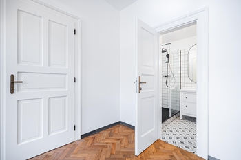 Pohled na jednu z koupelen - Pronájem bytu 3+kk v osobním vlastnictví 64 m², Praha 7 - Bubeneč