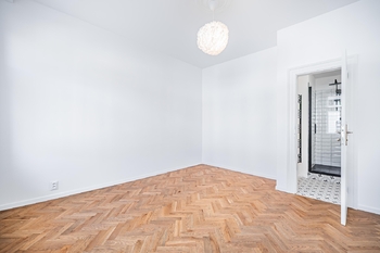 Pokoj má další samostatnou koupelnu - Pronájem bytu 3+kk v osobním vlastnictví 64 m², Praha 7 - Bubeneč