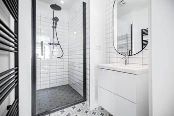 Druhá z koupelen se sprchou - Pronájem bytu 3+kk v osobním vlastnictví 64 m², Praha 7 - Bubeneč