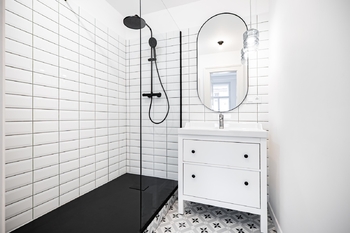 Koupelna se sprchovým koutem - Pronájem bytu 3+kk v osobním vlastnictví 64 m², Praha 7 - Bubeneč