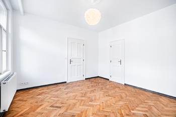 Vstup do obývacího pokoje a samostatné koupelny - Pronájem bytu 3+kk v osobním vlastnictví 64 m², Praha 7 - Bubeneč