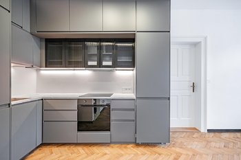 Kuchyňská linka s integrovanými spotřebiči - Pronájem bytu 3+kk v osobním vlastnictví 64 m², Praha 7 - Bubeneč 