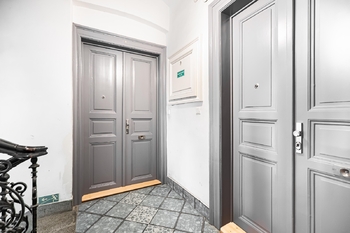 Vstupní dveře bytu - Pronájem bytu 3+kk v osobním vlastnictví 64 m², Praha 7 - Bubeneč