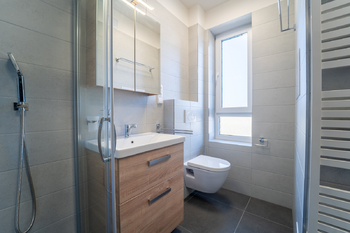 Koupelna - Pronájem bytu 4+kk v osobním vlastnictví 121 m², Kolín