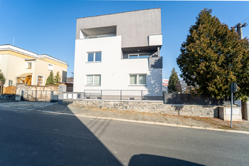 Venkovní budova - Pronájem bytu 4+kk v osobním vlastnictví 121 m², Kolín