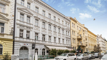 Pohled na dům z ulice - Pronájem bytu 3+kk v osobním vlastnictví 70 m², Praha 7 - Bubeneč
