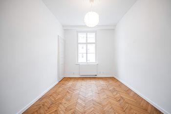 Pokoj bytu s okny do vnitrobloku - Pronájem bytu 3+kk v osobním vlastnictví 70 m², Praha 7 - Bubeneč