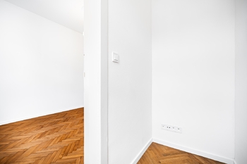 Šatna přináležící k jednomu z pokojů - Pronájem bytu 3+kk v osobním vlastnictví 70 m², Praha 7 - Bubeneč