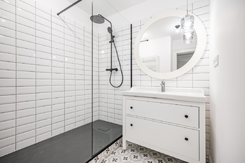 Koupelna s walk-in sprchou - Pronájem bytu 3+kk v osobním vlastnictví 70 m², Praha 7 - Bubeneč