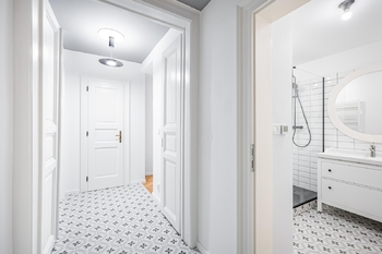 Pohled z haly do koupelny bytu - Pronájem bytu 3+kk v osobním vlastnictví 70 m², Praha 7 - Bubeneč