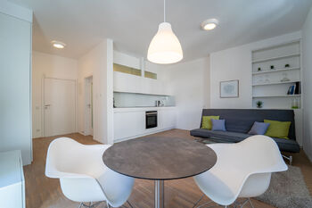 Pohled na byt a kuchyňský kout - Pronájem bytu 1+kk v osobním vlastnictví 31 m², Poděbrady