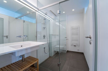 Luxusní koupelna se sprchovým koutem - Pronájem bytu 1+kk v osobním vlastnictví 31 m², Poděbrady