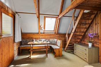 jídelní kout v  patře se schody do podkroví - Prodej chaty / chalupy 65 m², Klokočov