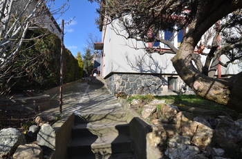 předzahrádka a vstup na pozemek - Prodej bytu 3+1 v osobním vlastnictví 87 m², Praha 4 - Modřany