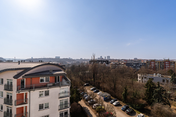 Výhled z hlavní části - Prodej bytu 3+kk v osobním vlastnictví 110 m², Praha 10 - Vršovice