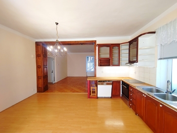 Kuchyň - vstup do obývacího pokoje - Prodej bytu 3+1 v osobním vlastnictví 92 m², Krnov