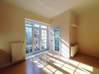 Výhled z kuchyně + spíž - Prodej bytu 3+1 v osobním vlastnictví 92 m², Krnov
