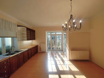 Výhled z kuchyně - Prodej bytu 3+1 v osobním vlastnictví 92 m², Krnov