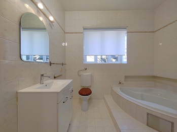 Koupelna - Prodej bytu 3+1 v osobním vlastnictví 92 m², Krnov