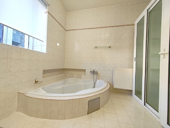 Koupelna - Prodej bytu 3+1 v osobním vlastnictví 92 m², Krnov