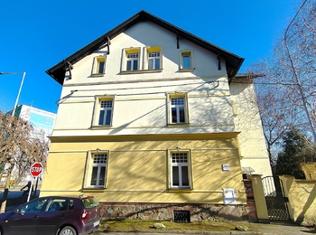 Okna ložnice a dětského pokoje - Prodej bytu 3+1 v osobním vlastnictví 92 m², Krnov