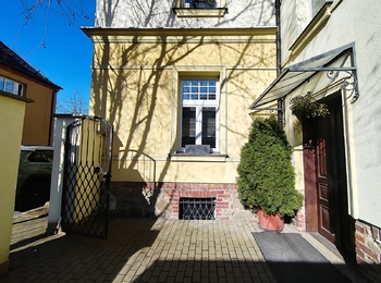 Okno z ložnice - Prodej bytu 3+1 v osobním vlastnictví 92 m², Krnov 