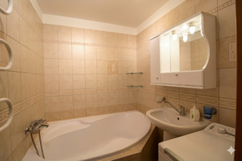 koupelna větší než standard s rohovou vanou - Prodej bytu 4+1 v družstevním vlastnictví 81 m², České Budějovice