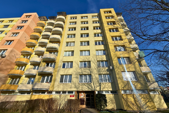 pohled na panelový dům - Pronájem bytu 2+kk v osobním vlastnictví 47 m², České Budějovice