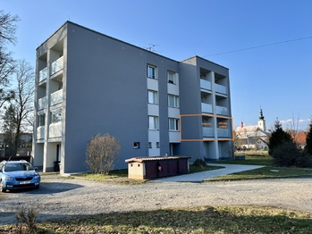 Pohled na dům - Prodej bytu 3+1 v osobním vlastnictví 95 m², Sedlnice 