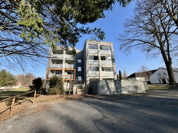 Pohled z parku - Prodej bytu 3+1 v osobním vlastnictví 95 m², Sedlnice