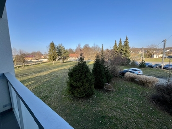 Pohled z lodžie z dětského pokoje a ložnice - Prodej bytu 3+1 v osobním vlastnictví 95 m², Sedlnice